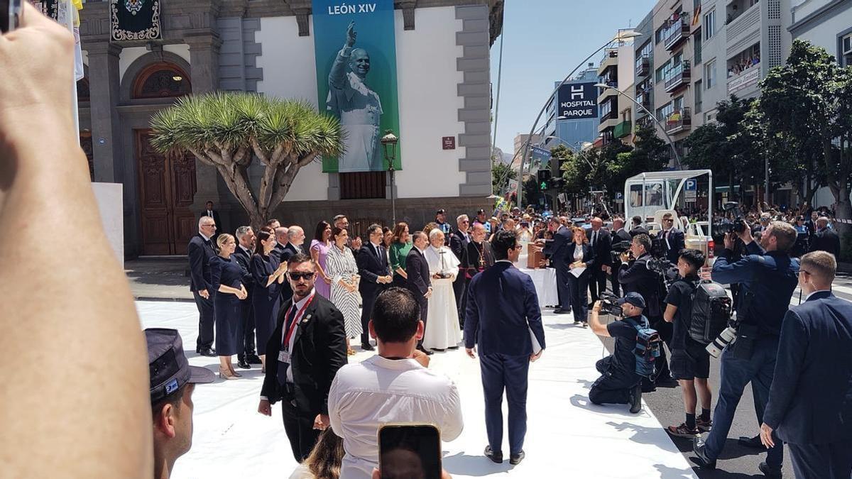 El papa León XIV visita La Salle y la calle Méndez Núñez