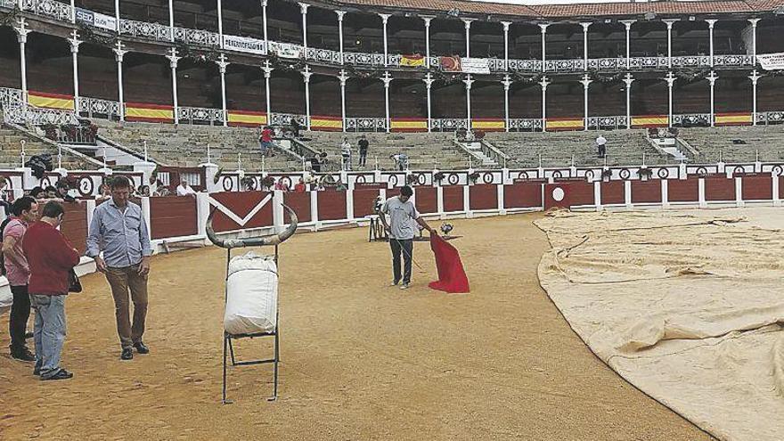 Francisco Rivera &quot;Paquirri&quot;, ayer por la mañana, entrenando con el carretón en El Bibio.