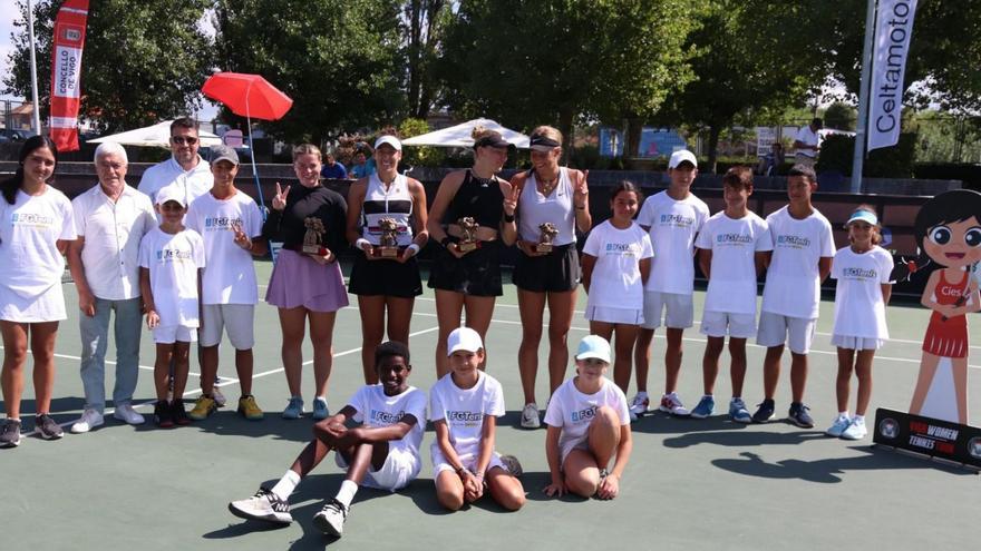 Las finalistas del torneo de dobles, tras la entrega de trofeos. |  // FDV