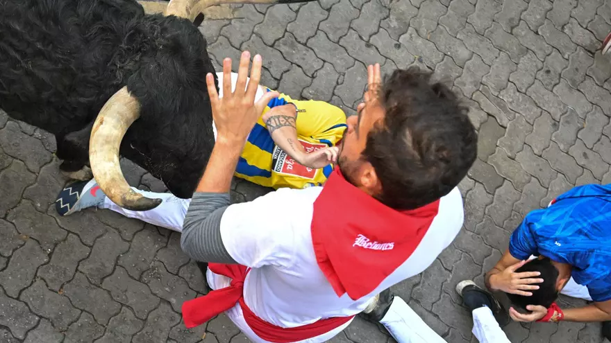Así ha sido el penúltimo encierro de San Fermín: rápido y peligroso, con cuatro heridos por asta
