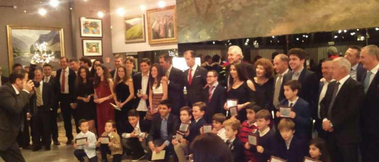 Sobre estas líneas, José Luis Fernández, vencedor en Orden de Mérito Medal Caballeros, y, a la derecha, los participantes en el Torneo Escuela. A la izquierda, Candela Fernández, ganadora en Orden de Mérito Medal Damas.