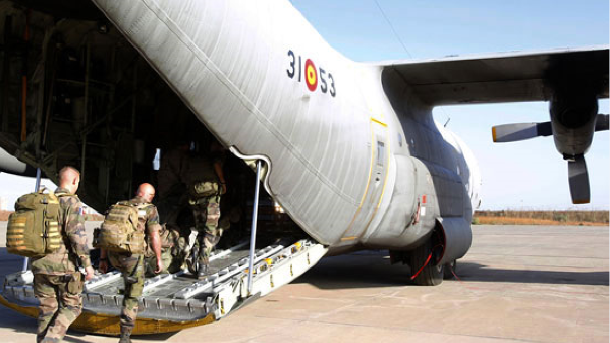 Soldados de la Operación Barkhane embarcan en uno de los aviones de apoyo aéreo desplegados por España.