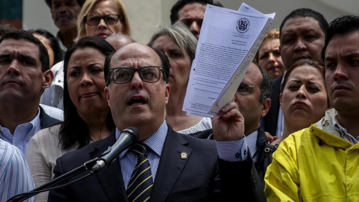 Julio Borges, presidente de la Asamblea, habla durante una rueda de prensa desde el Palacio Legislativo, el 30 de marzo, en Caracas.