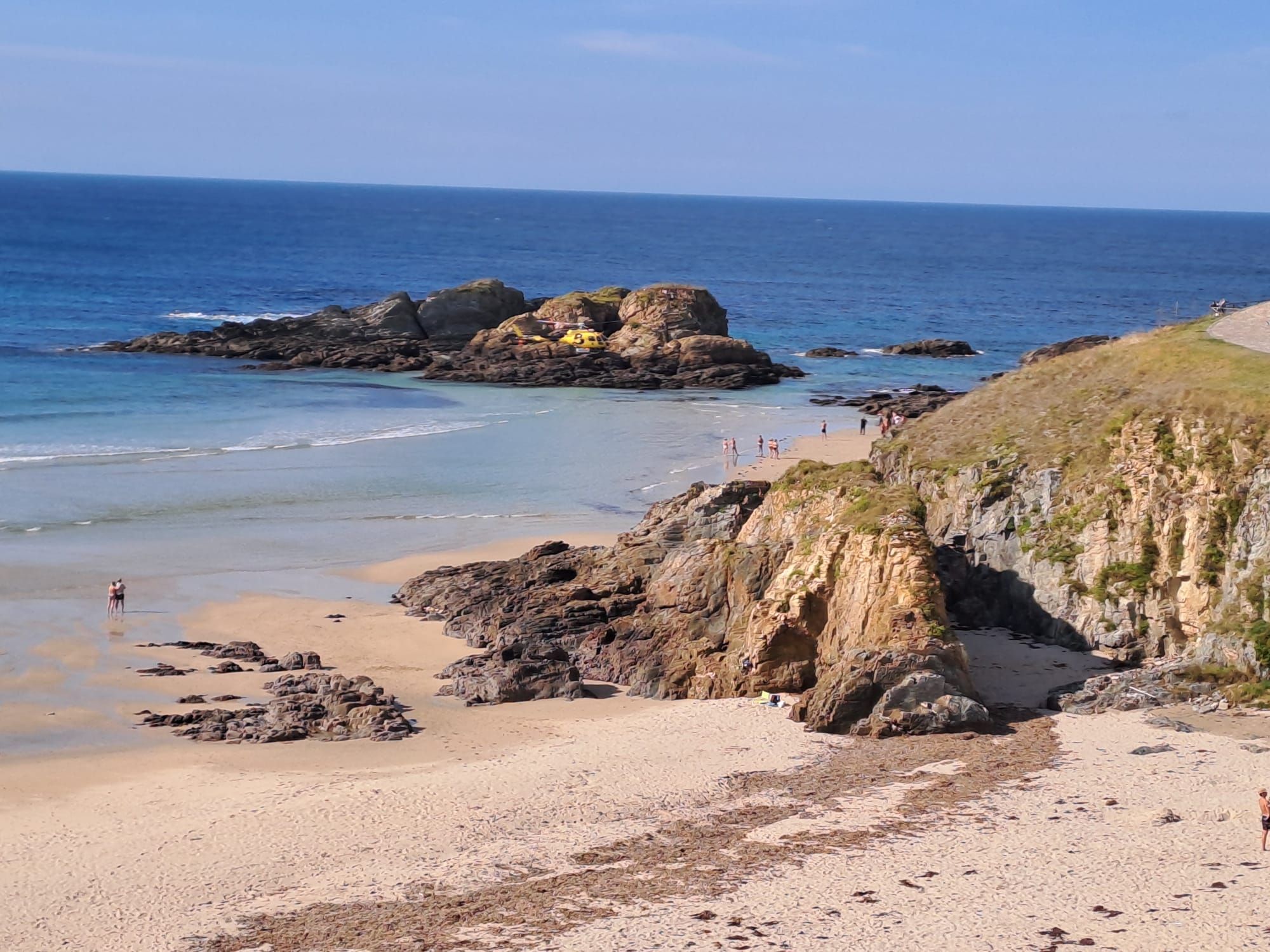 En imágenes: El helicóptero del 112 rescata a un hombre en la playa de Tapia