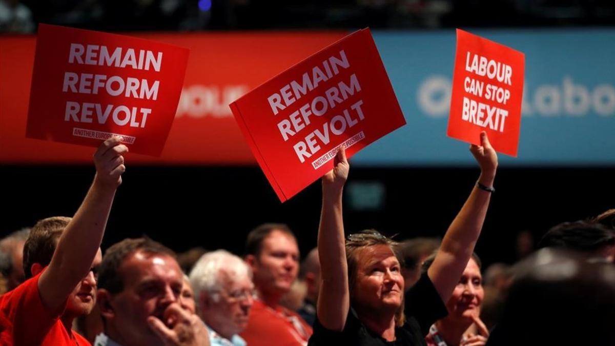 Delegados laboristas con pancartas contra el 'brexit', en Brighton.