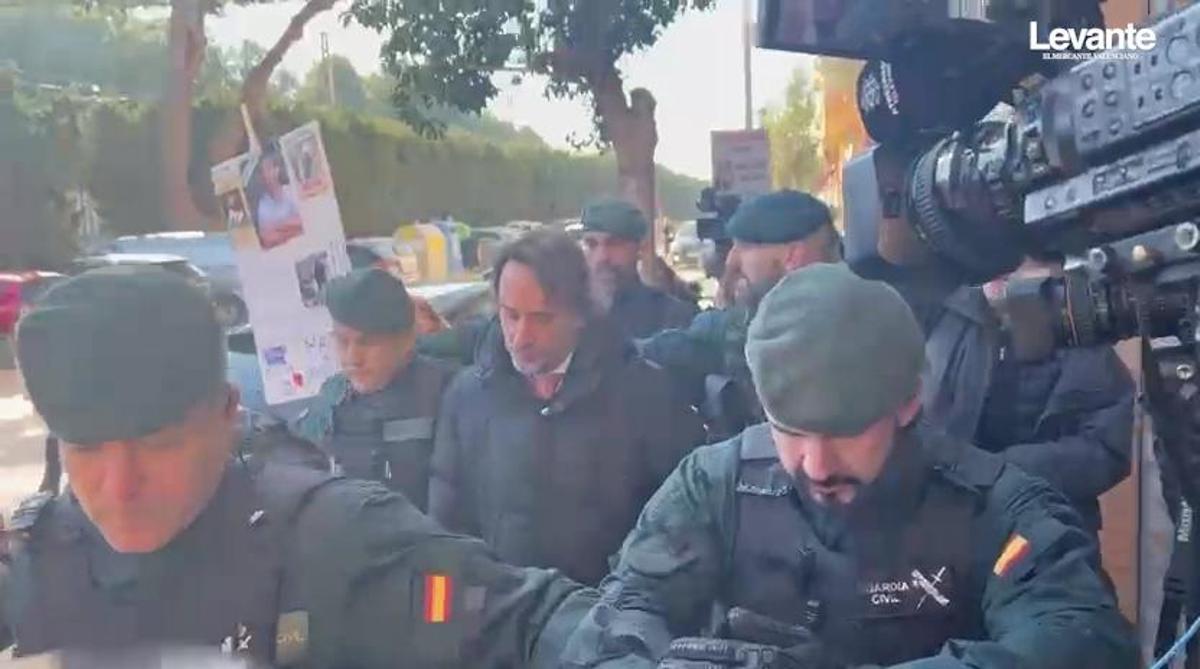 José Manuel Cuenca sale escoltado de los juzgados de Catarroja por la Guardia Civil y rodeado de periodistas