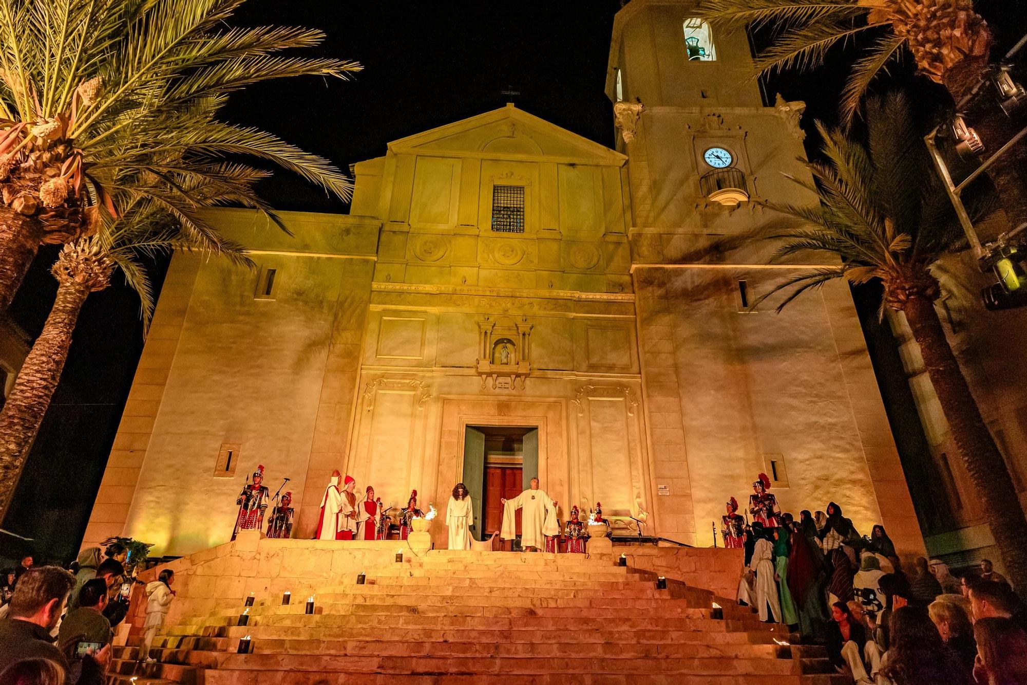 Actores y actrices amateurs escenifican “La Passió” de La Nucia en la noche del Jueves Santo