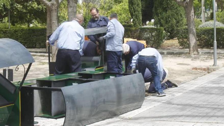 Empleados de mantenimiento del parque analizan las causas del descarrilamiento.