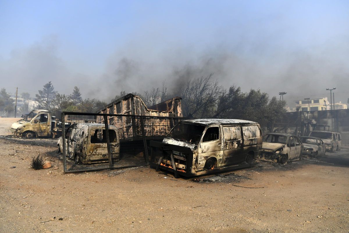 Vehículos calcinados en el norte de Atenas.