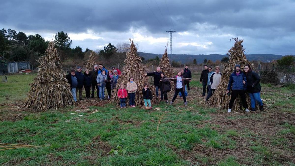 Niños y mayores elaboraron cinco ‘píos’ en Sande, Cartelle.   | // FDV