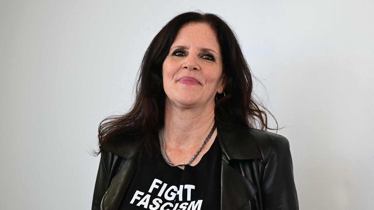 MOSTRA DE VENECIA | Laura Poitras expone en Venecia a los «monstruos» antimigratorios de Trump: «Se ha normalizado que paramilitares enmascarados secuestren a niños y ejecuten a civiles a plena luz del día»