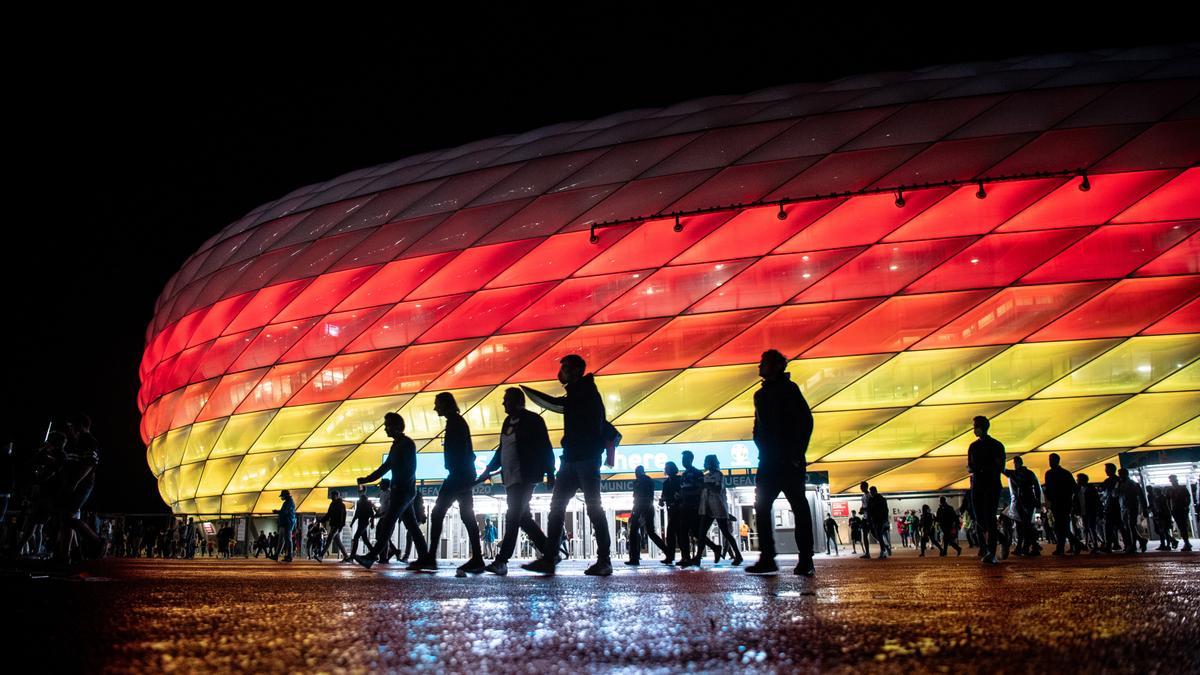 Archivo - Fans leave the Allianz Arena stadium, which is illuminated in the national colours of Germany