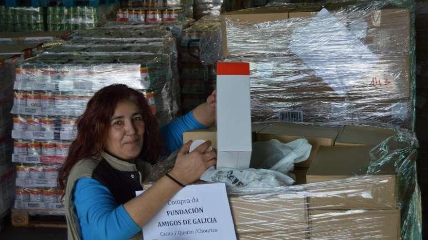 Una voluntaria muestra lotes donados por la Fundación.