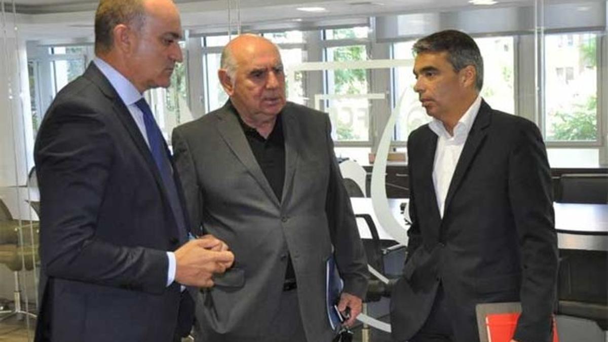 Andreu Subies junto a Albert Soler y José María Calzón en la sede de la FCF
