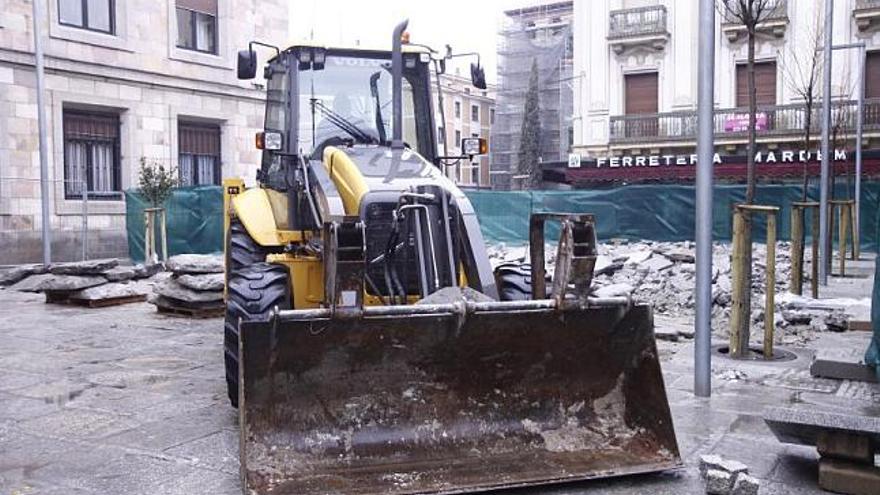 Una máquina actúa desde hace dos días en la plaza junto al Mercado de Abastos para retirar todas las baldosas y su posterior pavimentación.