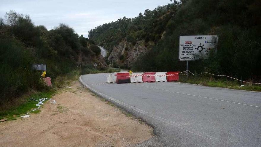 La carretera que une Baión y el Hospital de O Salnés lleva cerrada dos meses. // Noé Parga