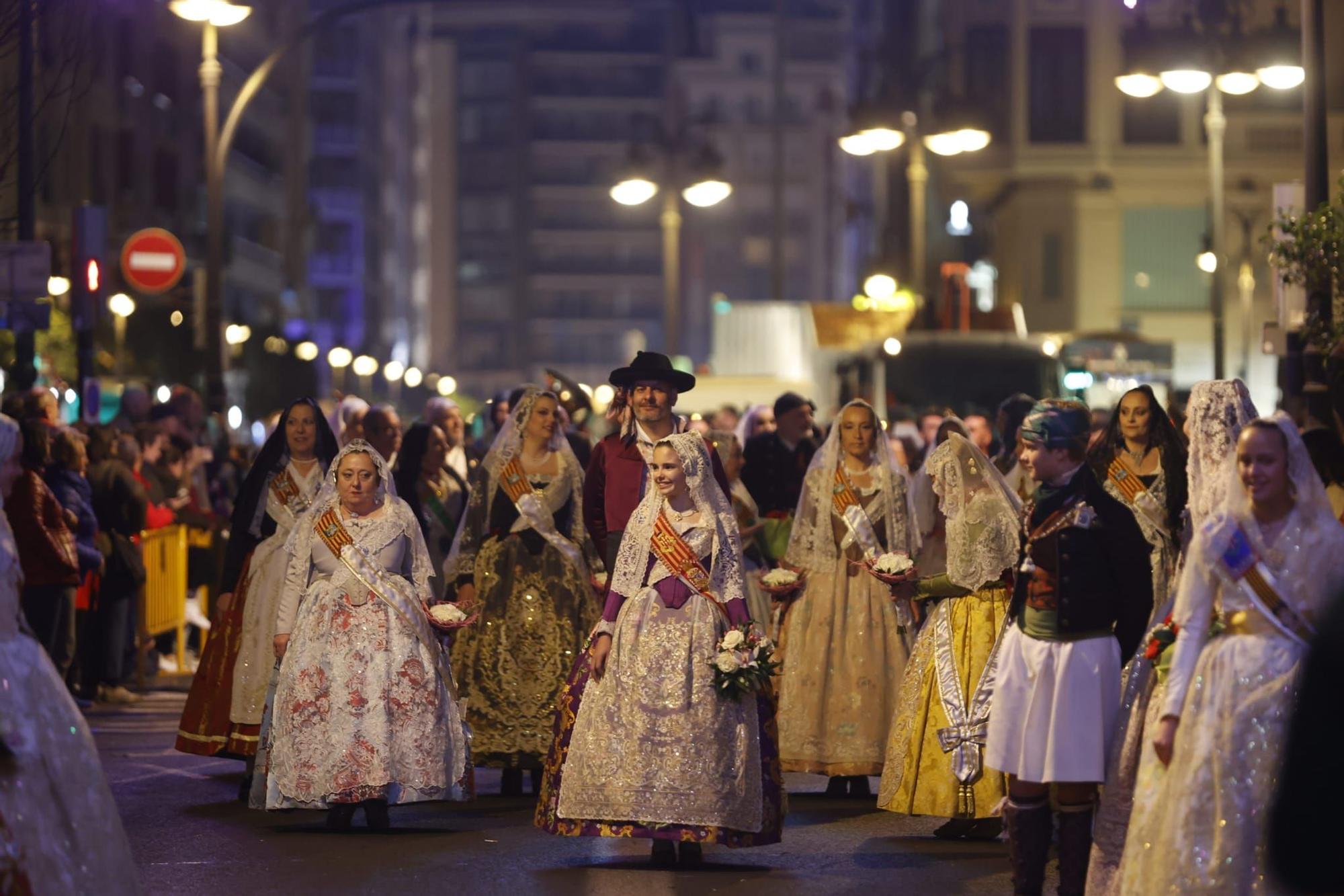 Ofrenda Fallas 2023 | Así ha sido la llegada de Paula Nieto a la plaza de la Virgen