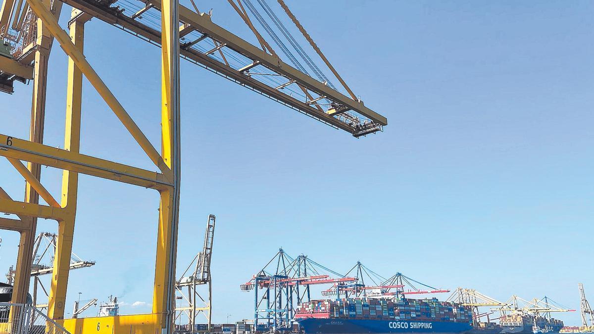 Un buque portacontenedores de Cosco atracado en la terminal de CSP Spain del puerto de Valencia.