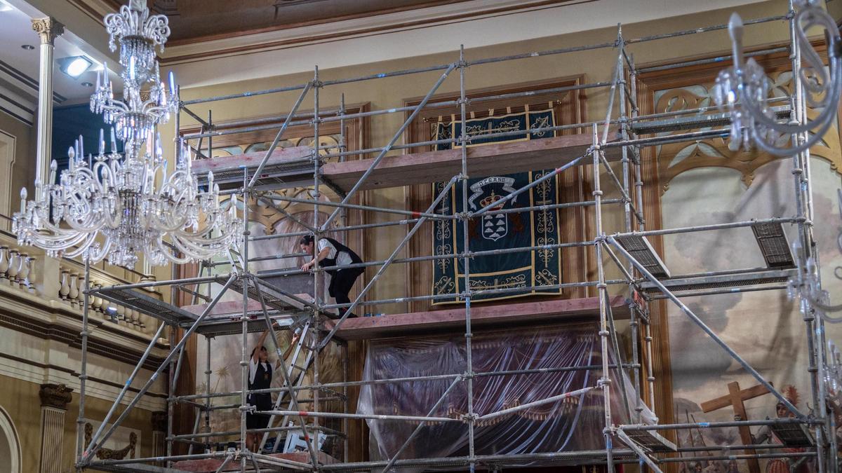 Una restauradora subida a andamio durantes los trabajos que se hicieron en 2024