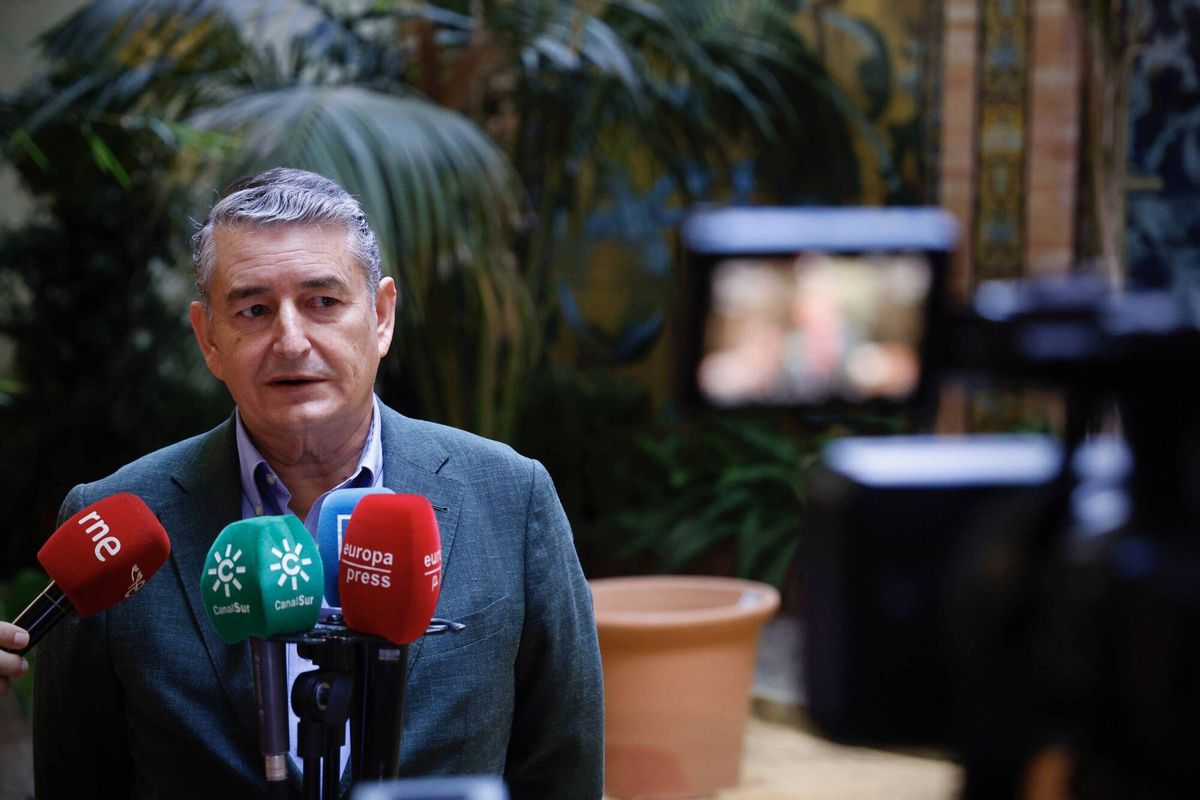 Consejero Antonio Sanz Cabello, informa sobre el incendio forestal en la sierra de córdoba