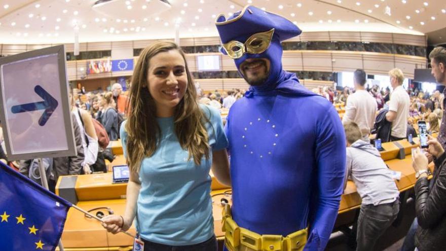 Un hombre disfrazado de superhéroe europeo visita el Parlamento europeo.