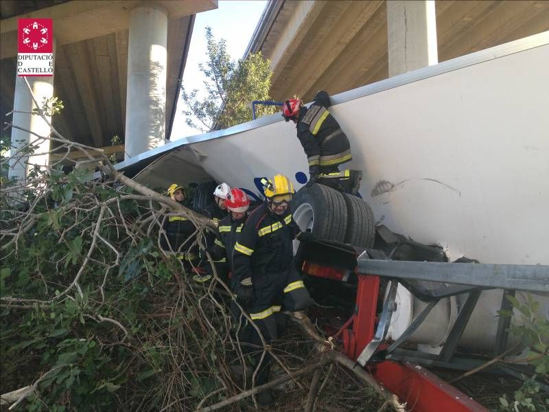 GALERÍA DE FOTOS - Camionero muerto en la AP-7 en Alcalà de Xivert