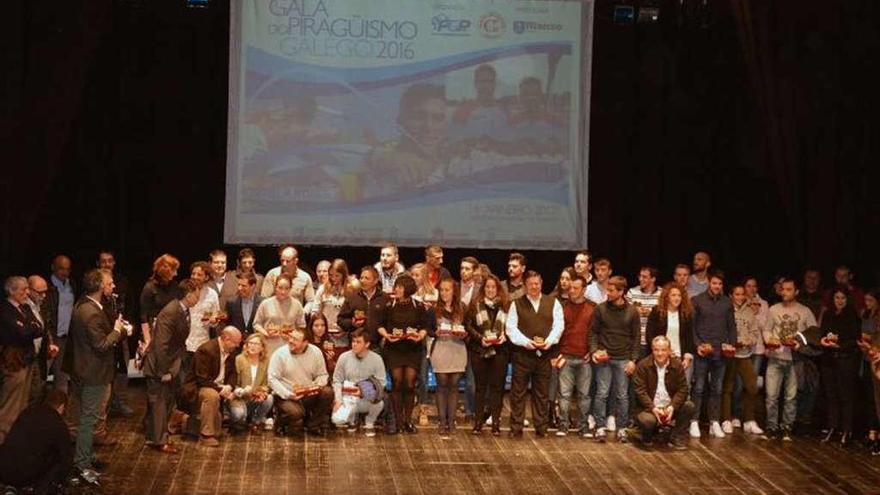 La foto de familia de los premiados en la gala de la Federación Galega de Piragüismo. //