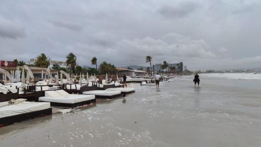 VÍDEO | El temporal se come Platja d'en Bossa y anega las terrazas de los beach clubs