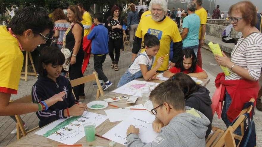 Cristóbal Gabarrón con niños en el taller de dibujo relacionado con los derechos humanos. // S. Álvarez