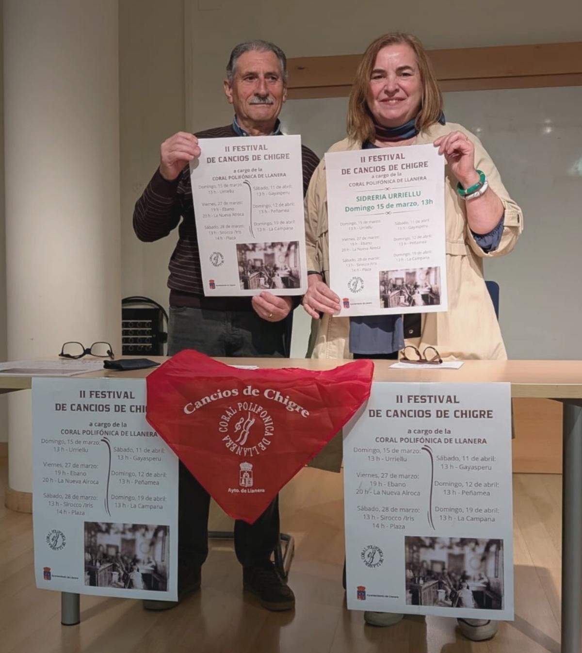 José Antonio Carracedo, presidente de la coral, con la concejala de Cultura, Montserrat Alonso, durante la presentación de la cita.