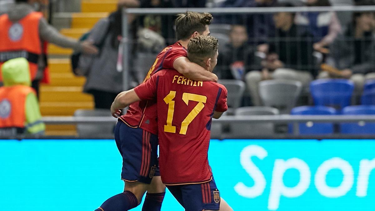 Fermín López celebra su golazo con la Sub-21 con Pablo Torre