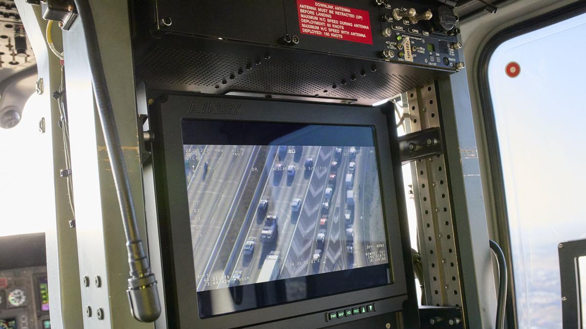Vista de vehículos circulando desde uno de los helicópteros Pegasus de la DGT