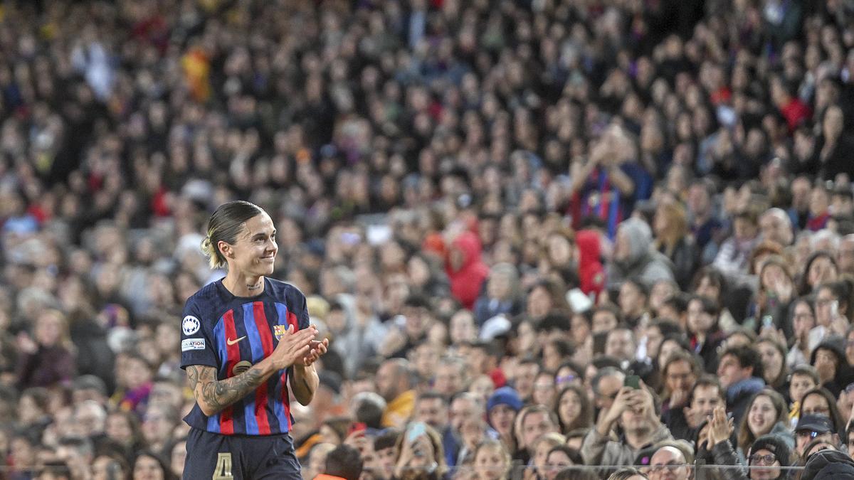 Mapi León agradece al público del Camp Nou su apoyo mientras camina hacia el banquillo tras ser sustituída durante el partido de vuelta de los 1/4 de final de la Champions femenina entre el Barça y la Roma.