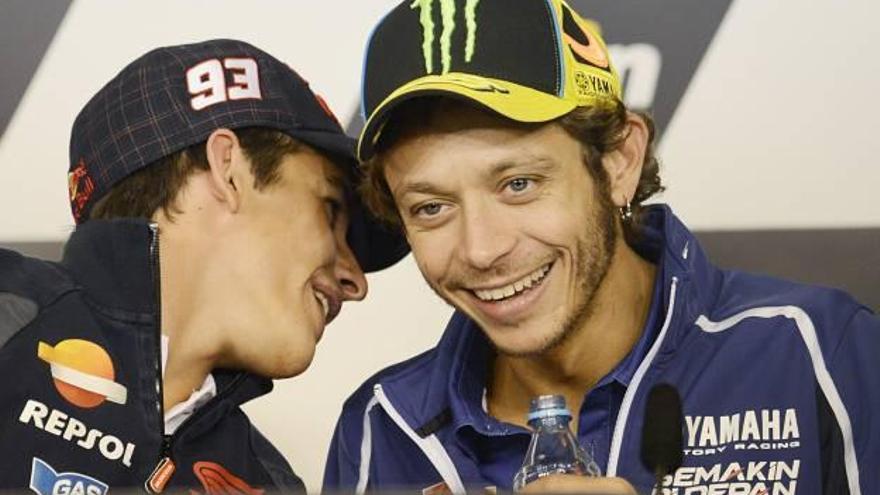 Márquez bromea con Rossi durante la presentación del GP de la República Checa.