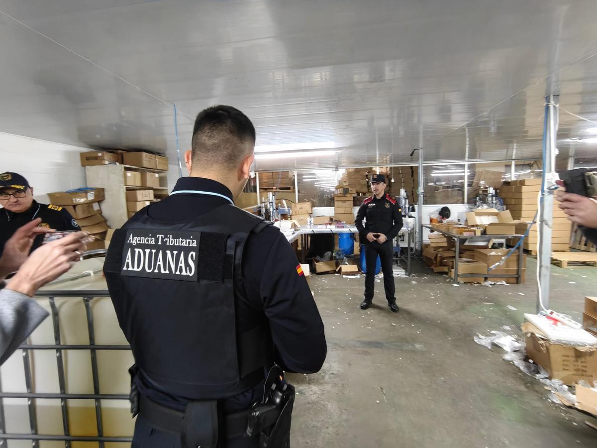 Les imatges de la fàbrica de perfum falsificat de Fogars