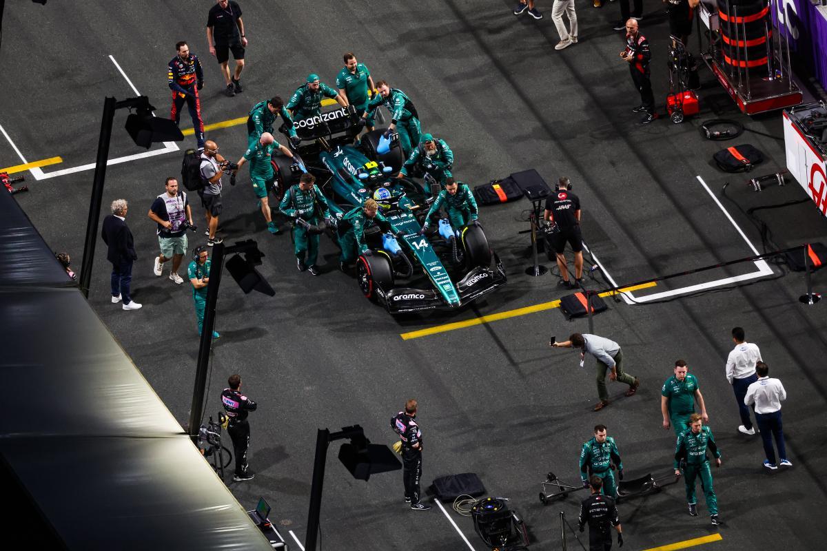 Fernando Alonso, en los boxes del circuito de Jeddah.
