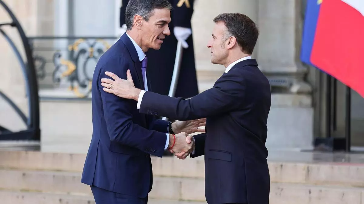 Así ha recibido Macron a Sánchez en París para la reunión internacional sobre Ucrania