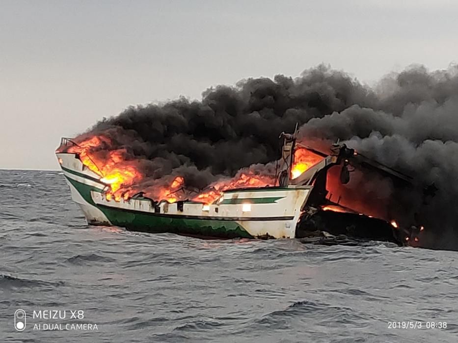 Incendi d'un pesquer al Port de la Selva