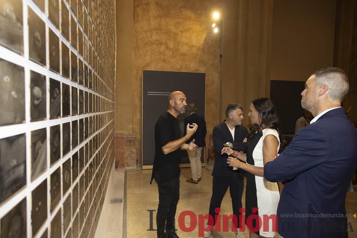 Así es la exposición 'Los Asomados' de Lidó Rico, que llega a Caravaca en su Año Jubilar