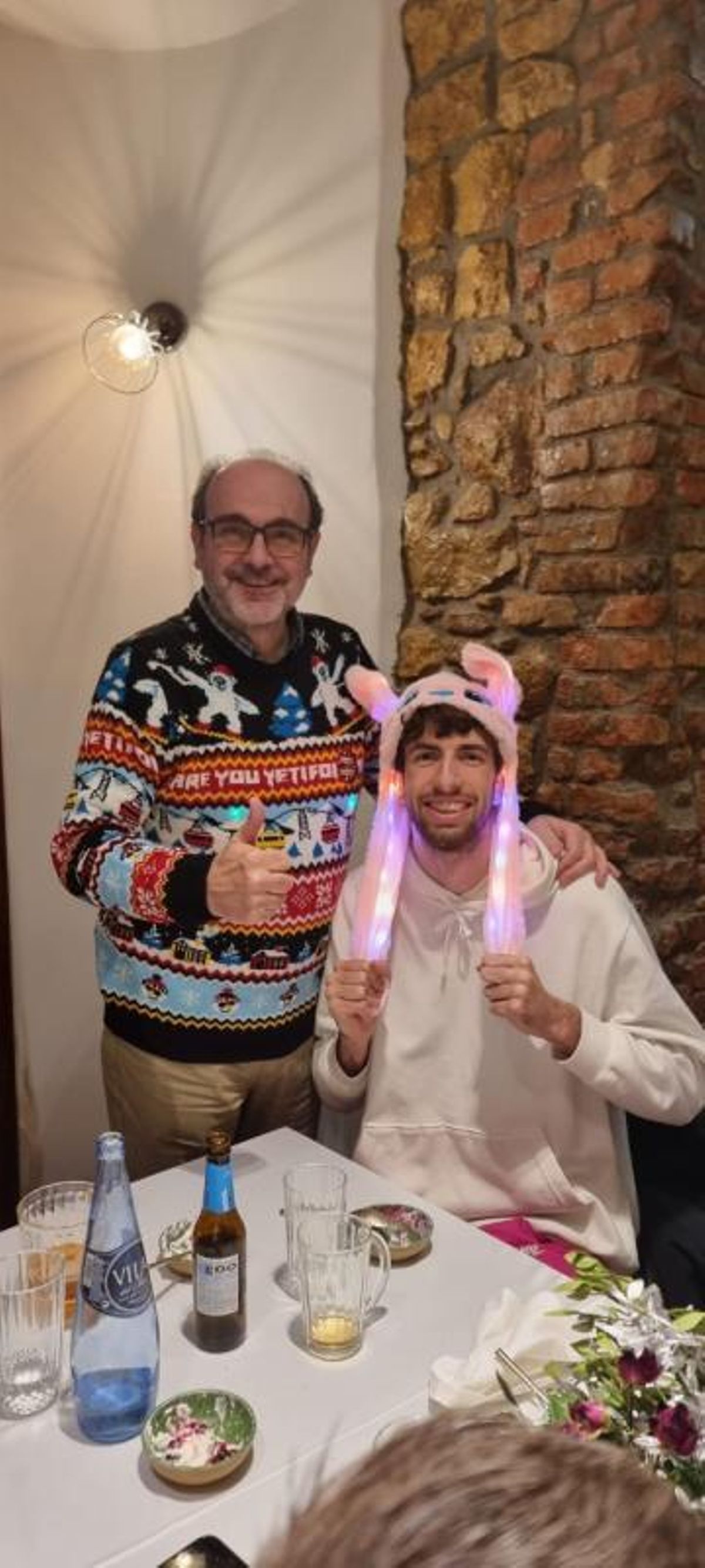 el amigo invisible del oviedo baloncesto se pone gracioso. La plantilla del Alimerka Oviedo celebró la llegada de los Reyes Magos con una cena en la que se repartieron regalos, algunos con mucha intención. En la imagen, por la izquierda, Trifón Poch muestra el jersey que le tocó y Adriá Domenech el curioso gorro con el que fue agasajado; en la siguiente, Oliver Arteaga con el juego de petanca que algún malvado le regaló; y, por último, Clevon Brown está a punto de estrenar su nuevo micrófono. | OCB