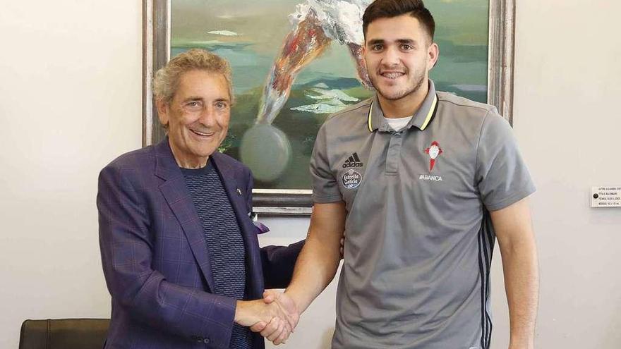 Carlos Mouriño y Maxi Gómez se saludan en el acto de la firma del contrato del delantero uruguayo. // RCCDV