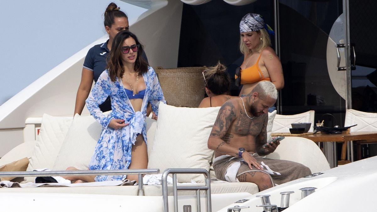 Neymar navega con unos amigos en Ibiza