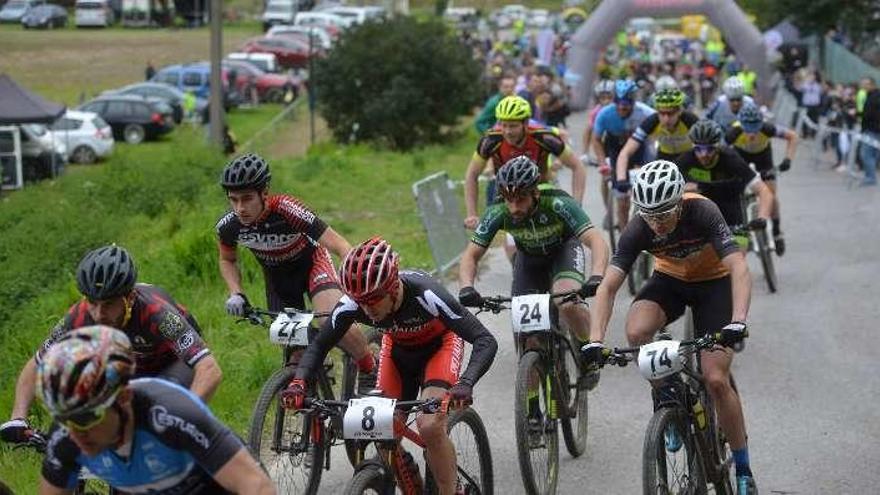 Los ciclistas pasando la línea de meta en Samieira. // Gustavo Santos