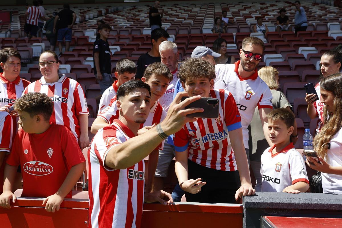 Los nueve fichajes del Sporting reciben el primer baño de masas en El Molinón ante 600 aficionados