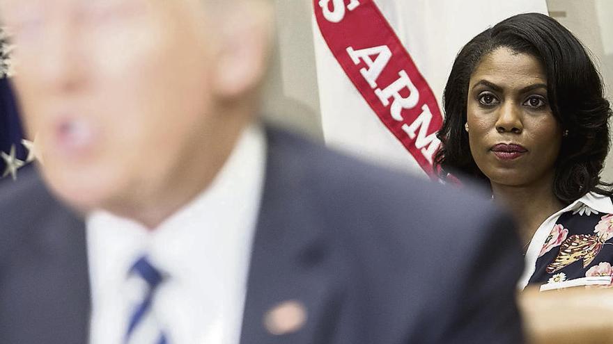 Omarosa, tras Donald Trump en una imagen de archivo. // Reuters