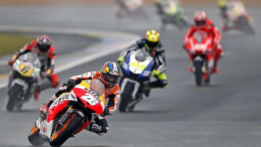 Pedrosa lidera la carrera por delante de Crutchlow y Valentino Rossi. // Efe