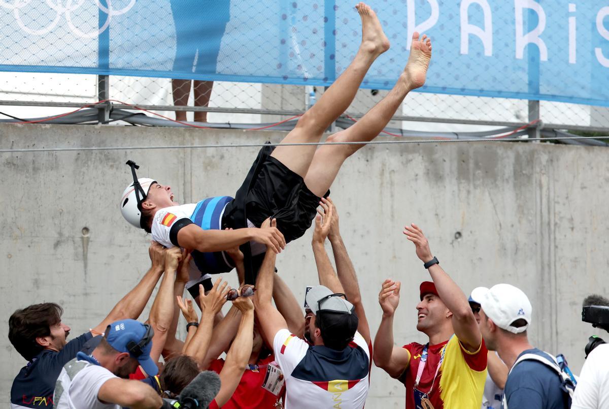 Pau Echaniz celebra su bronce en K1 eslalon.