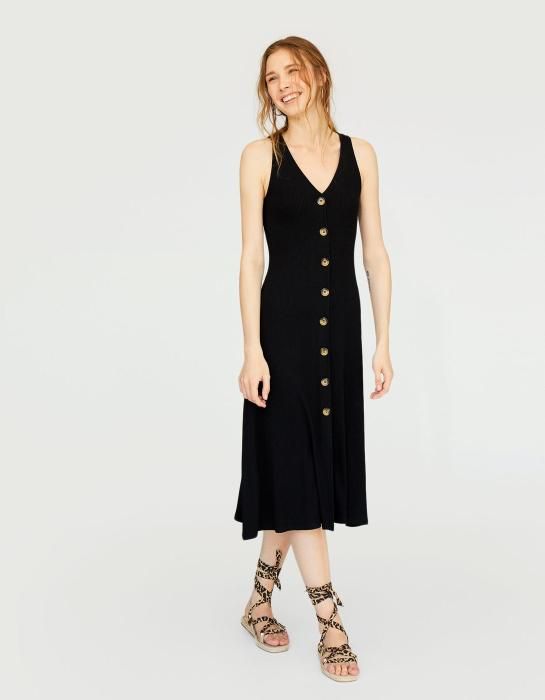 Vestido negro de Stradivarius de 19,99 euros