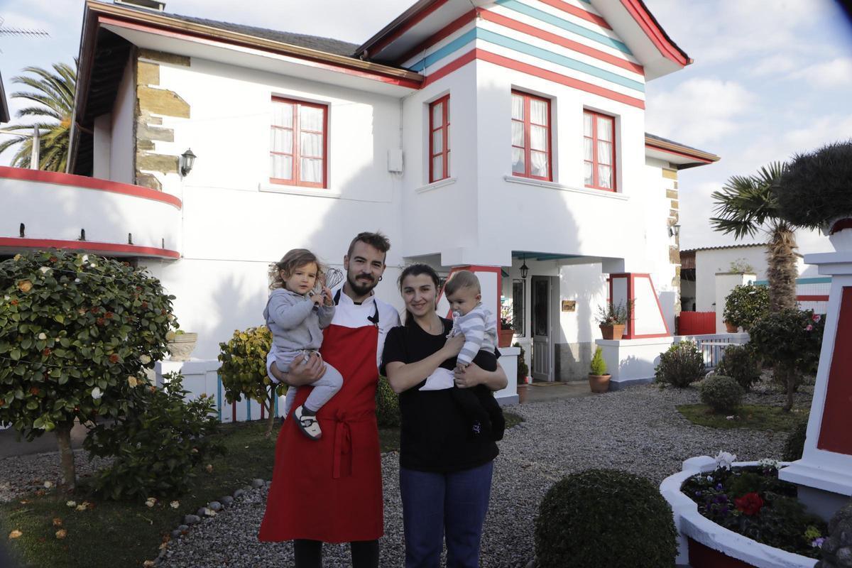Jonathan González y María Athanasiadou con sus hijos Eleni e Ioakim, en Busto, delante de su pastelería