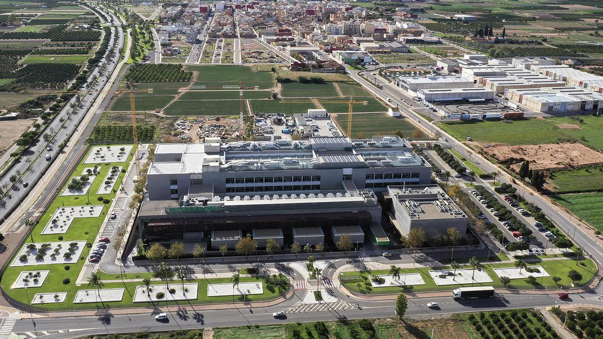 Nuevos edificios de Mercadona, con Albalat dels Sorells al fondo